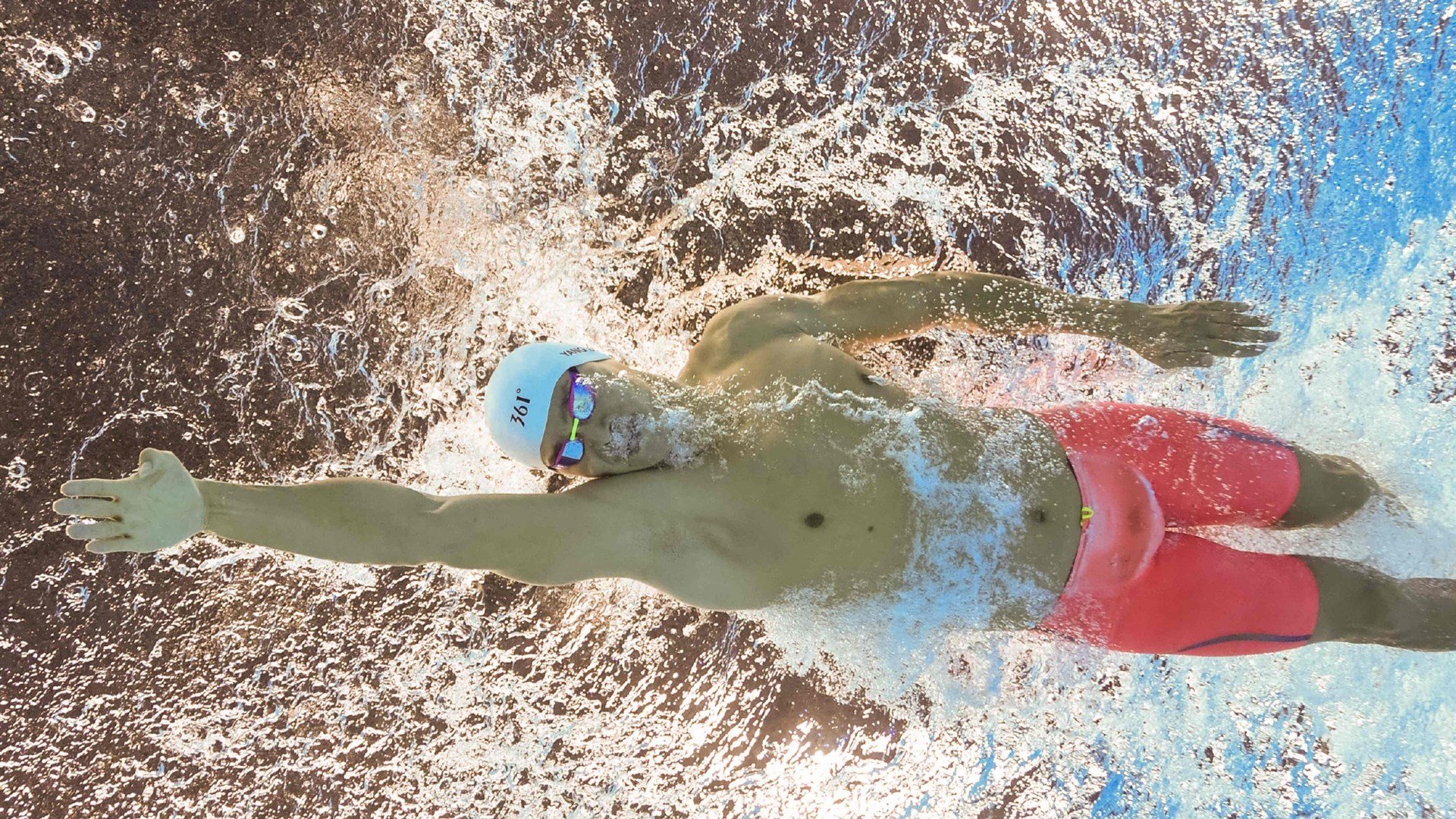 “宽板滑水：东三叉湖赛场激情四溢，炫技水上风景”