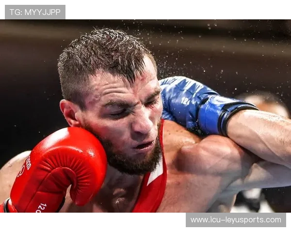 拳击赛事中断后再开赛观众依旧热血沸腾